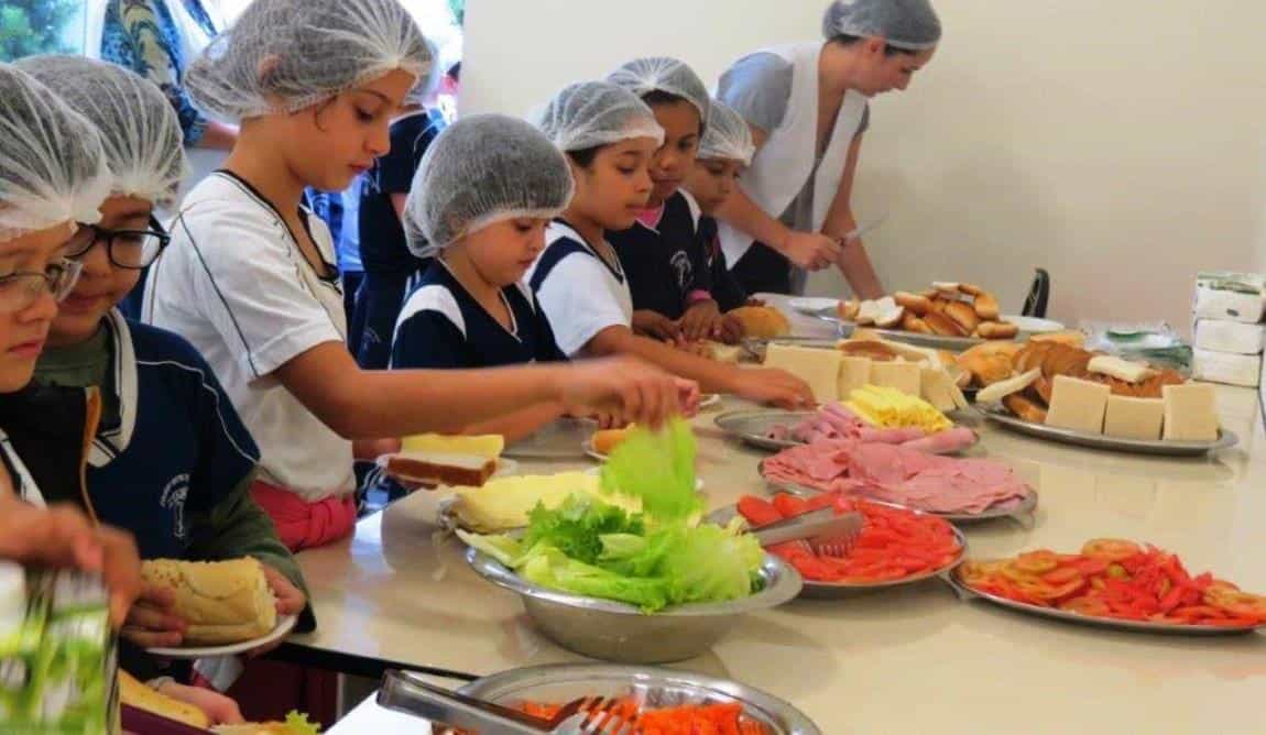 Alunos colocam a mão na massa