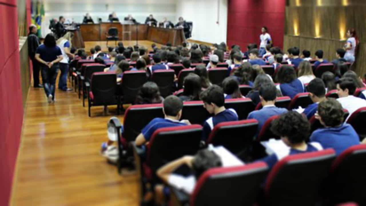 Alunos aprendem sobre Justiça Eleitoral em visita TRE