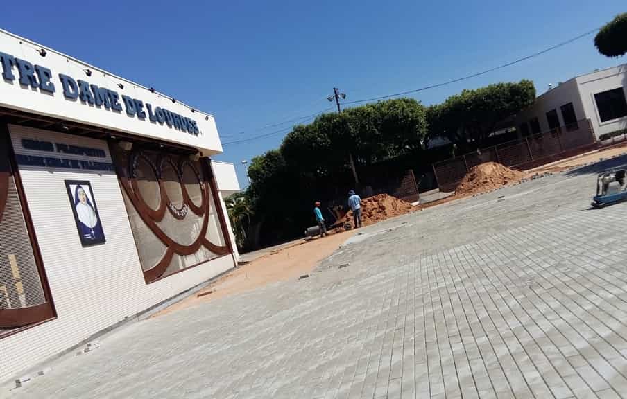 Piso do pátio da escola está sendo trocado