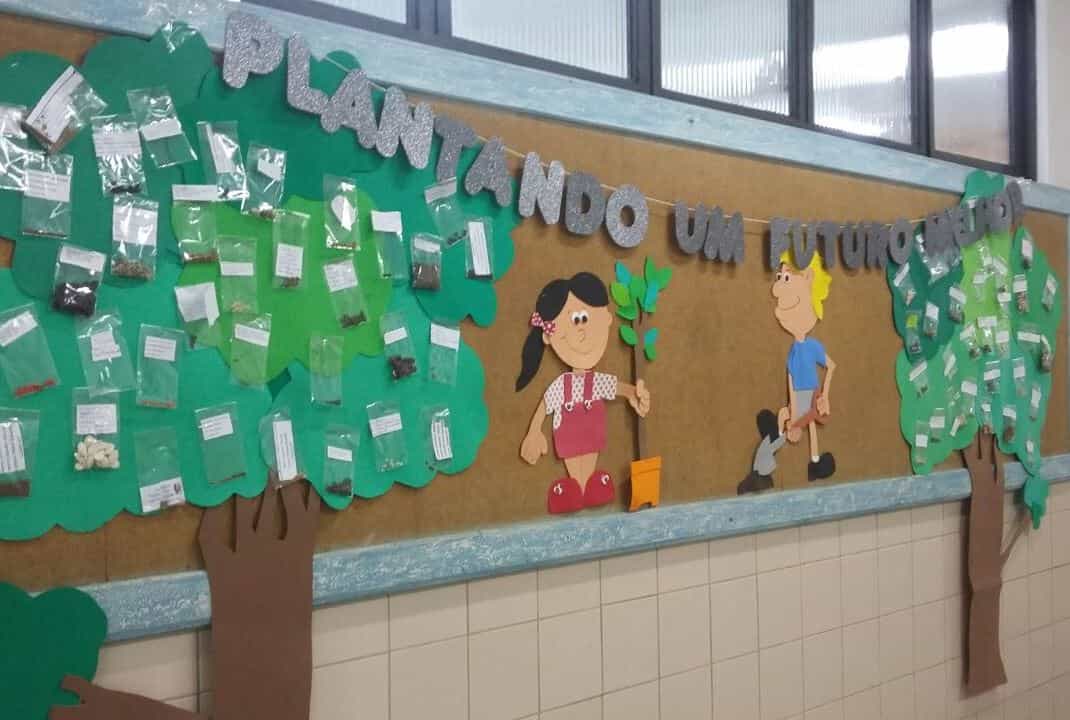 Alunos constroem mural "Plantando um futuro melhor"