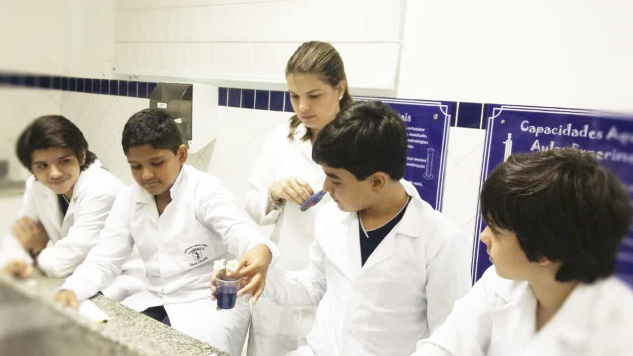 Alunos aprendem no Laboratório de Ciências