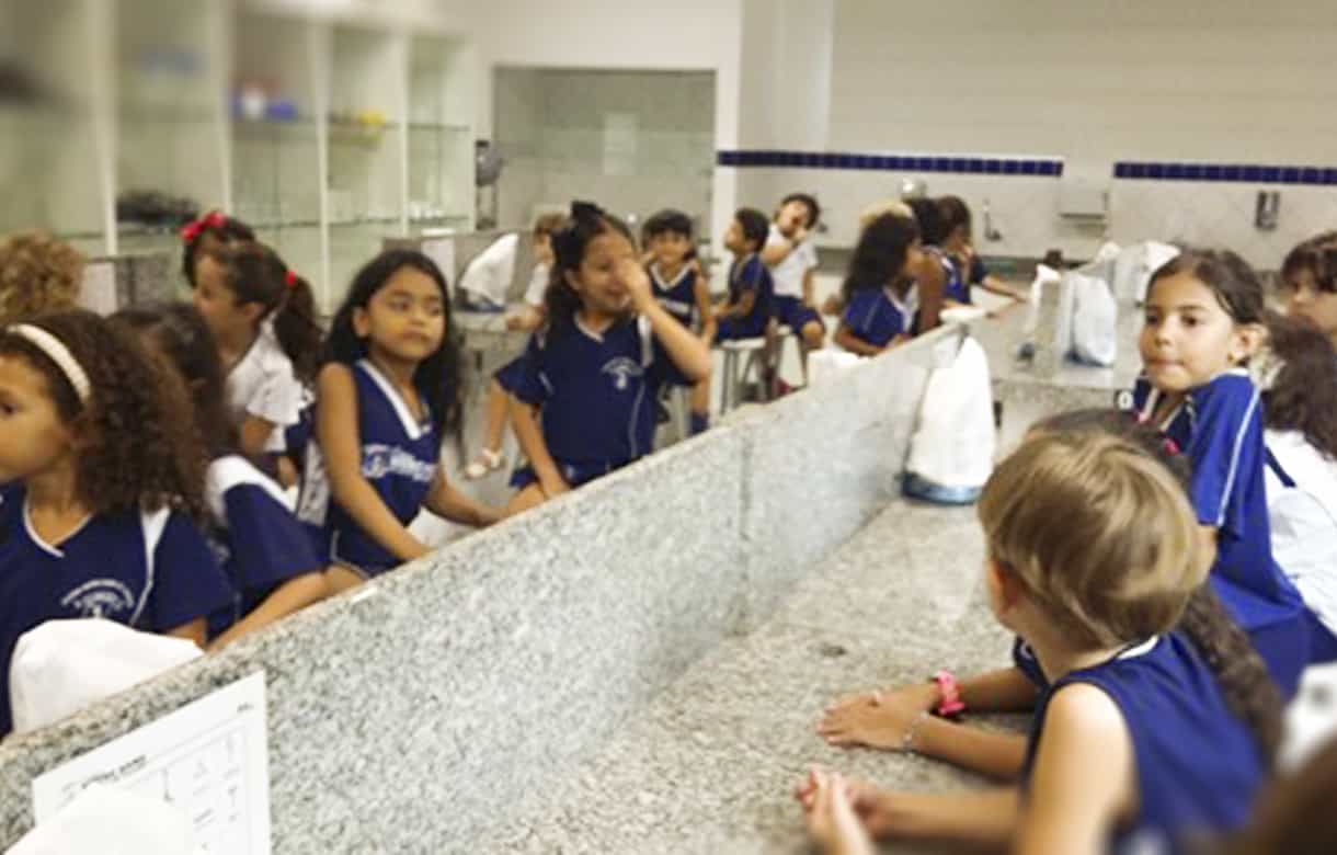 Aula de bons hábitos no Laboratório de Ciências