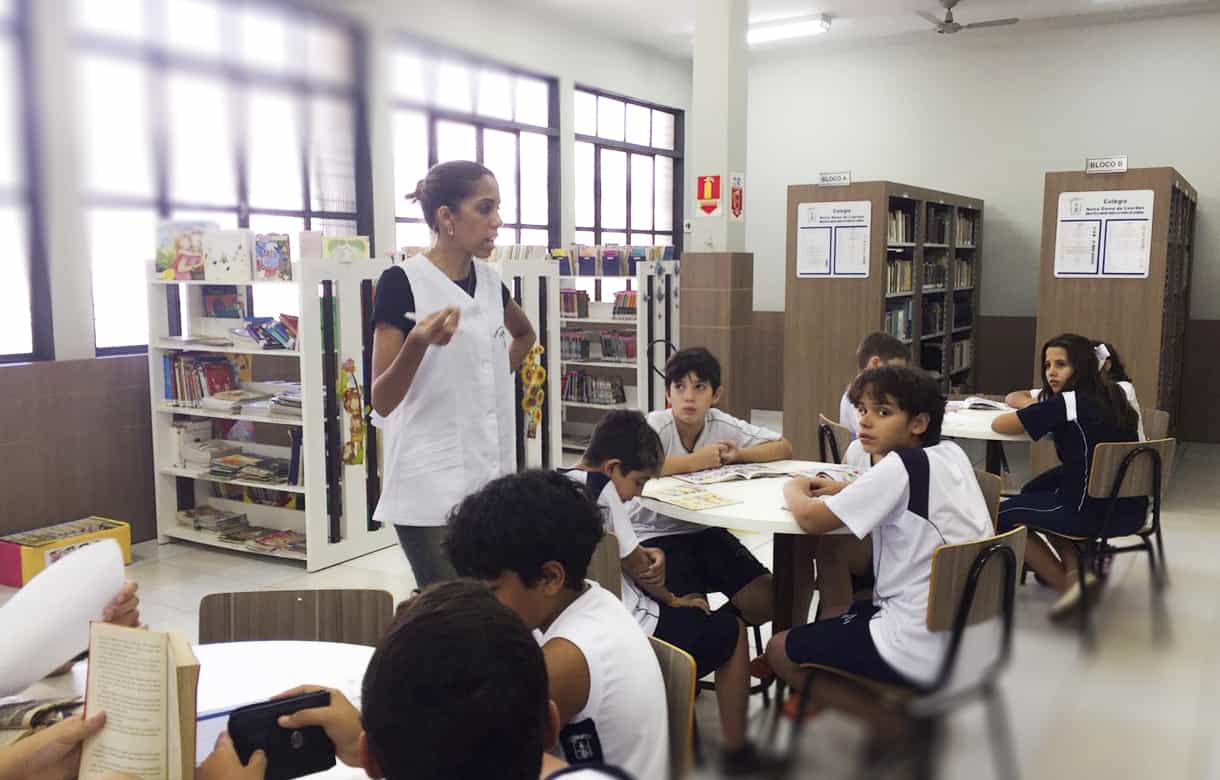 Aula de leitura na biblioteca