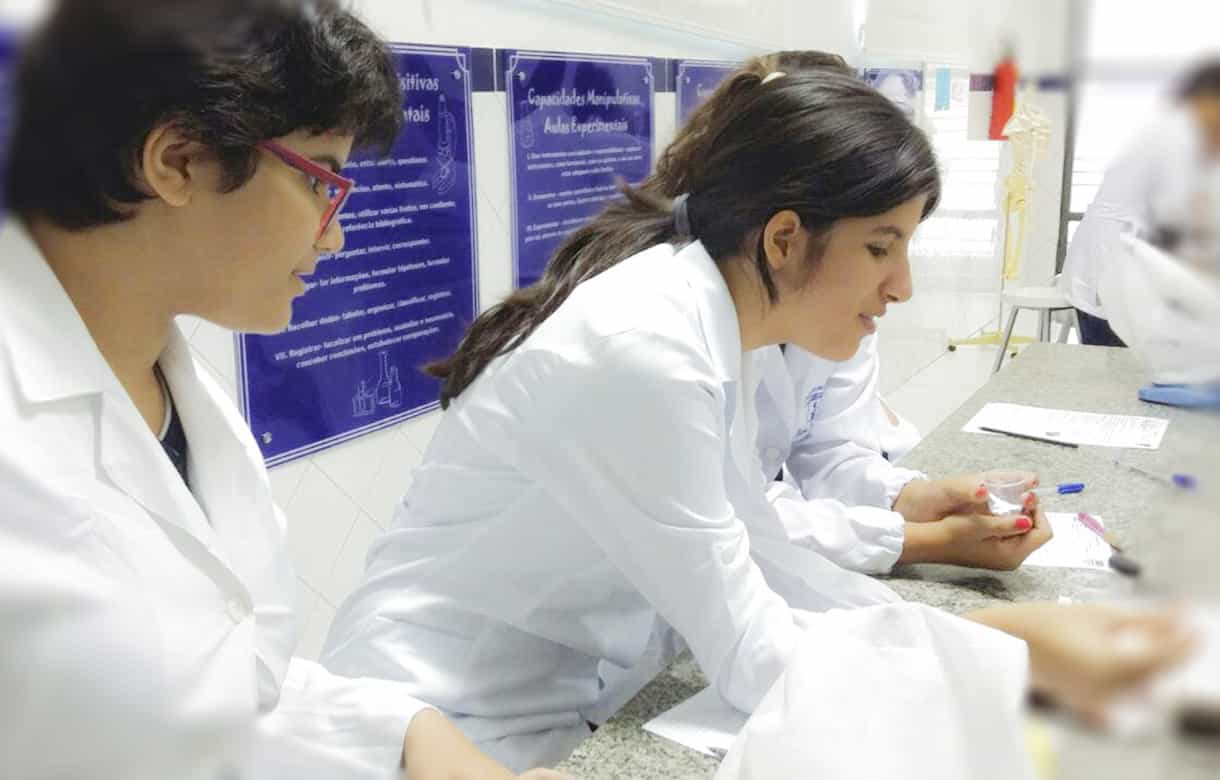 Tratamento da água e histologia no laboratório