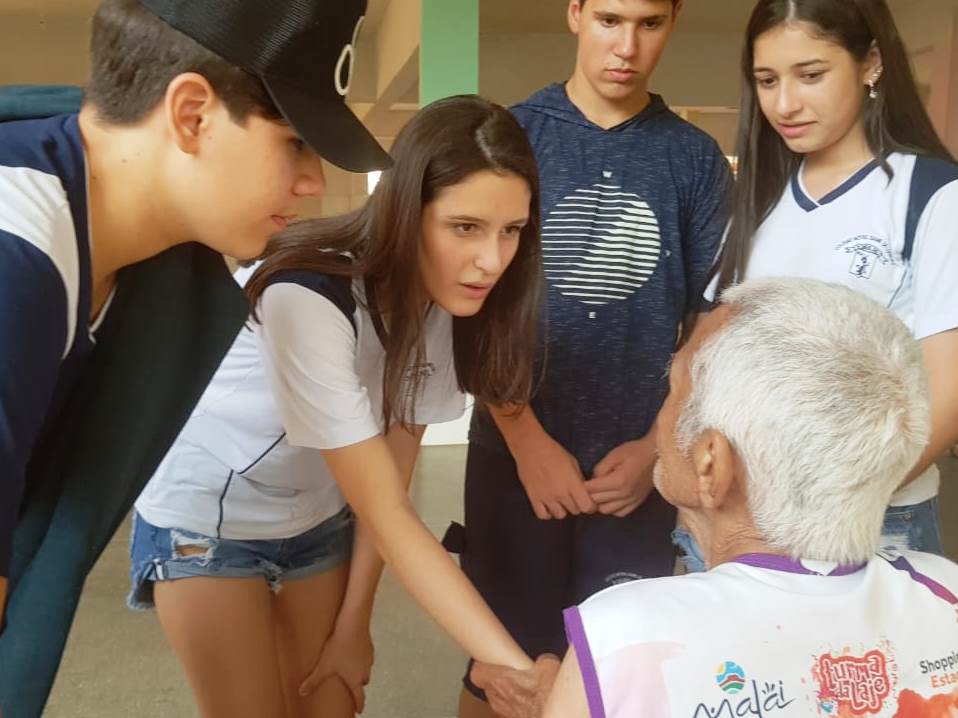 Alunos levam doações e carinho a idosos do Abrigo Bom Jesus