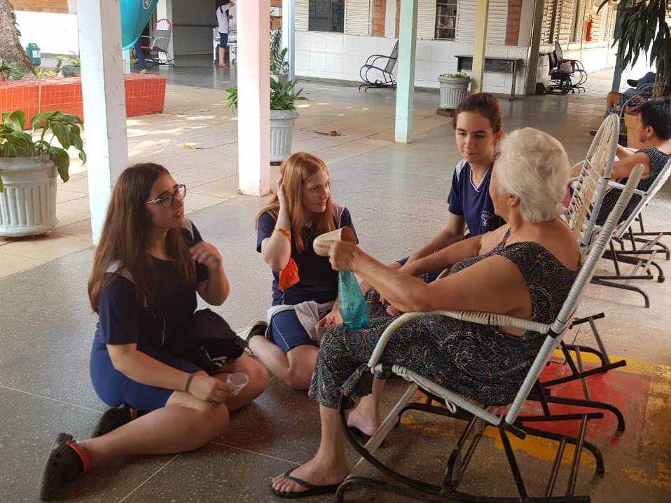 Alunos visitam idosos do Abrigo Bom Jesus