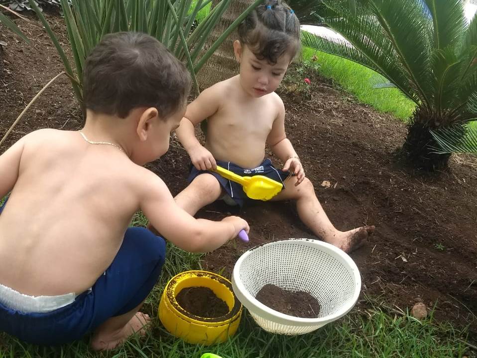 Crianças do berçário se divertindo na natureza