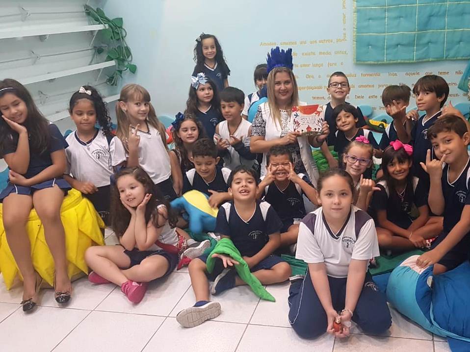 Alunos do 2º Ano A lendo sobre povos indígenas