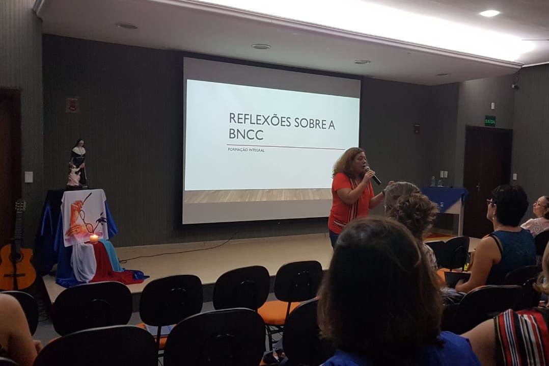 Márcia Hipólide palestra sobre 'Habilidades emocionais à luz da BNCC'