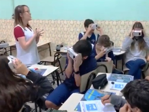 Óculos de realidade virtual na aula de Inglês 