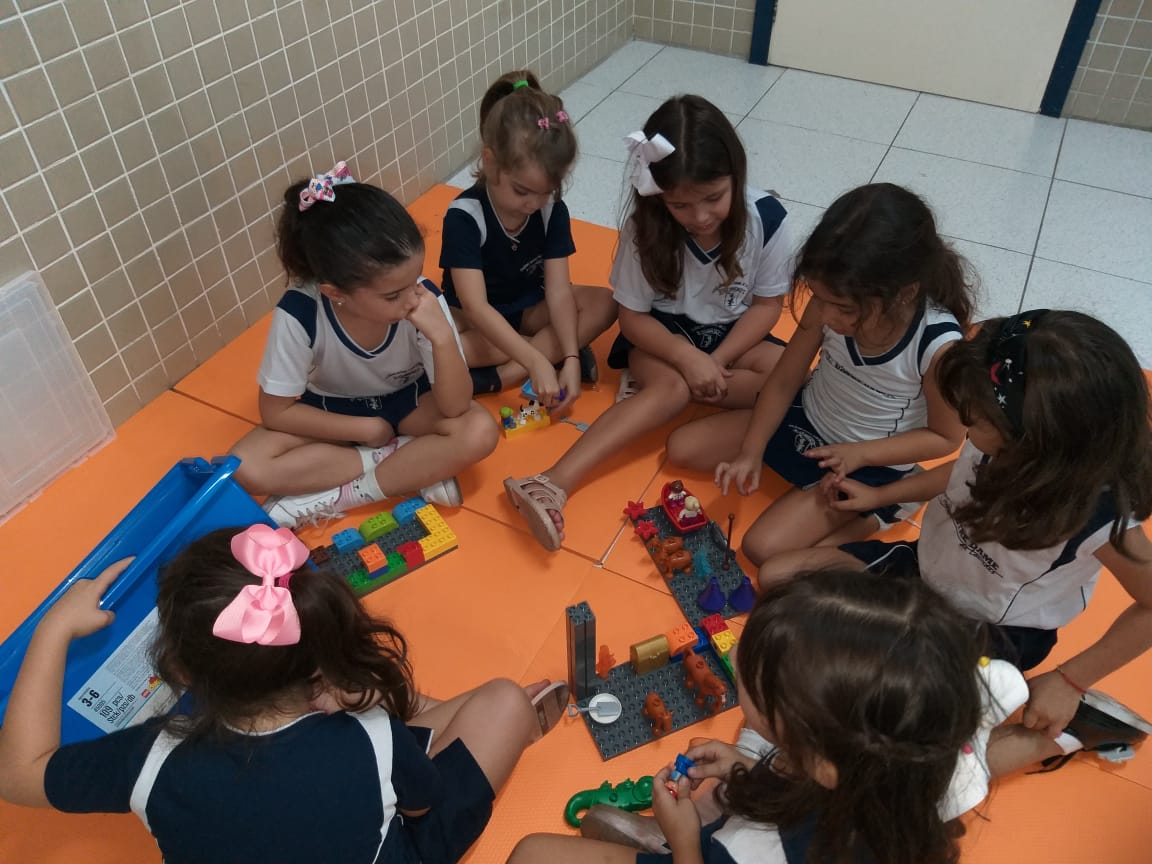 Infantil II em atividade na Sala Lego