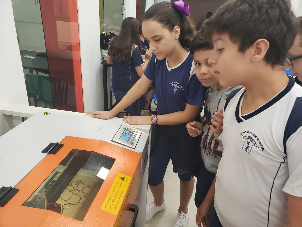 Matéria / Aula de Geografia na Sala Maker - Colégio Notre Dame de