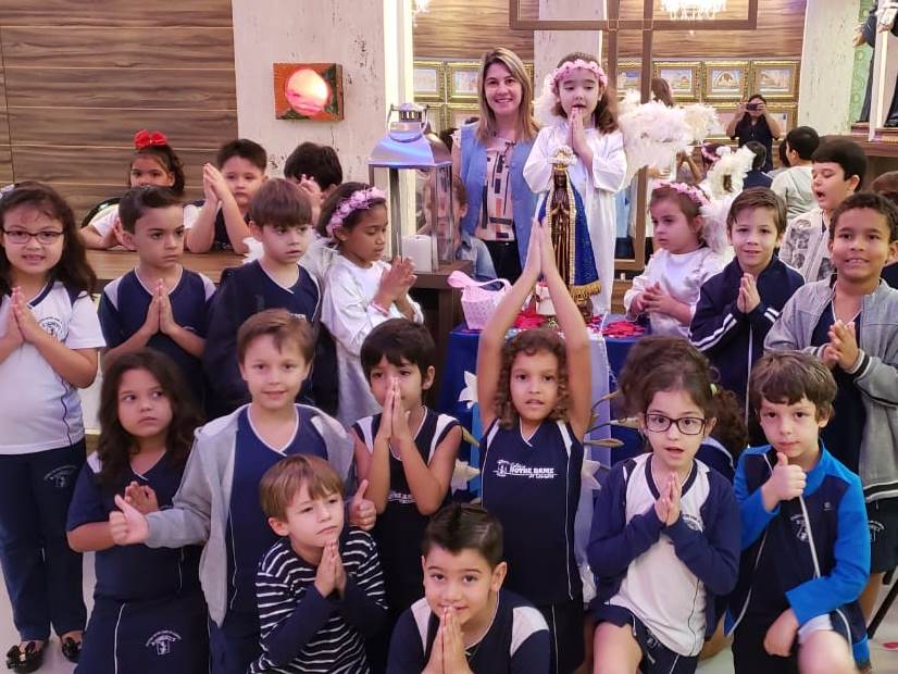 Momento de oração do Infantil II na Capela.