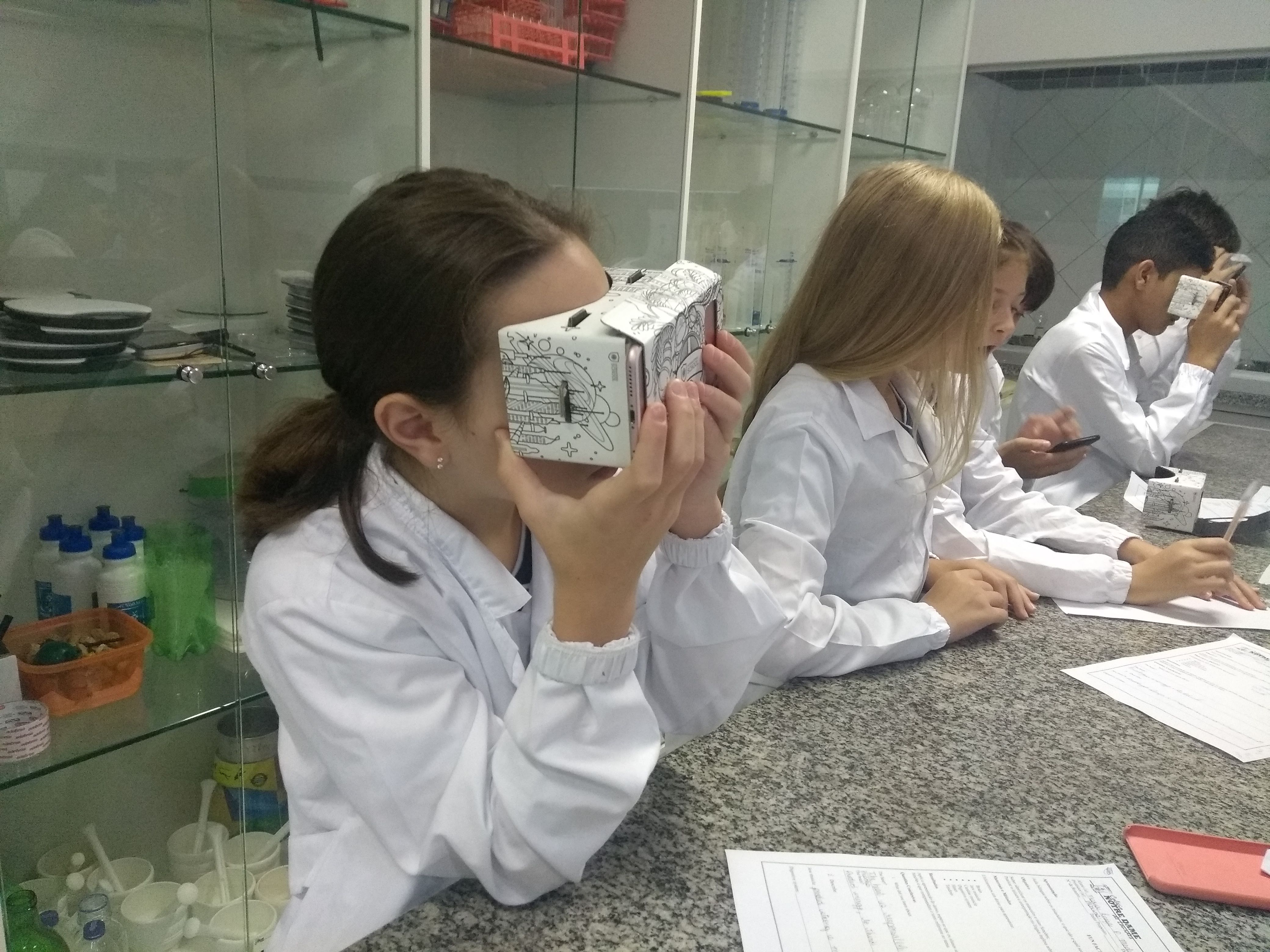 Bilíngue no Laboratório de Ciências