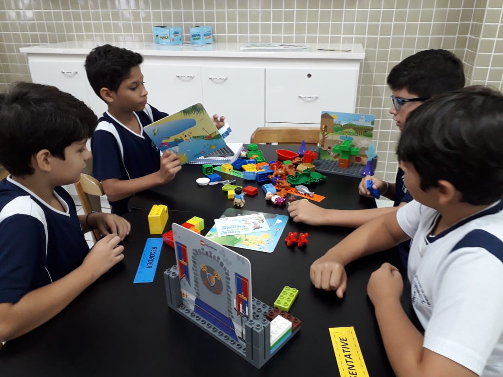 Aula na Sala Lego sobre Sólidos Geométricos