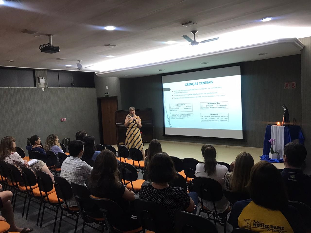 Neuropsicóloga faz palestra sobre Bullyng para pais e alunos do Fundamental II