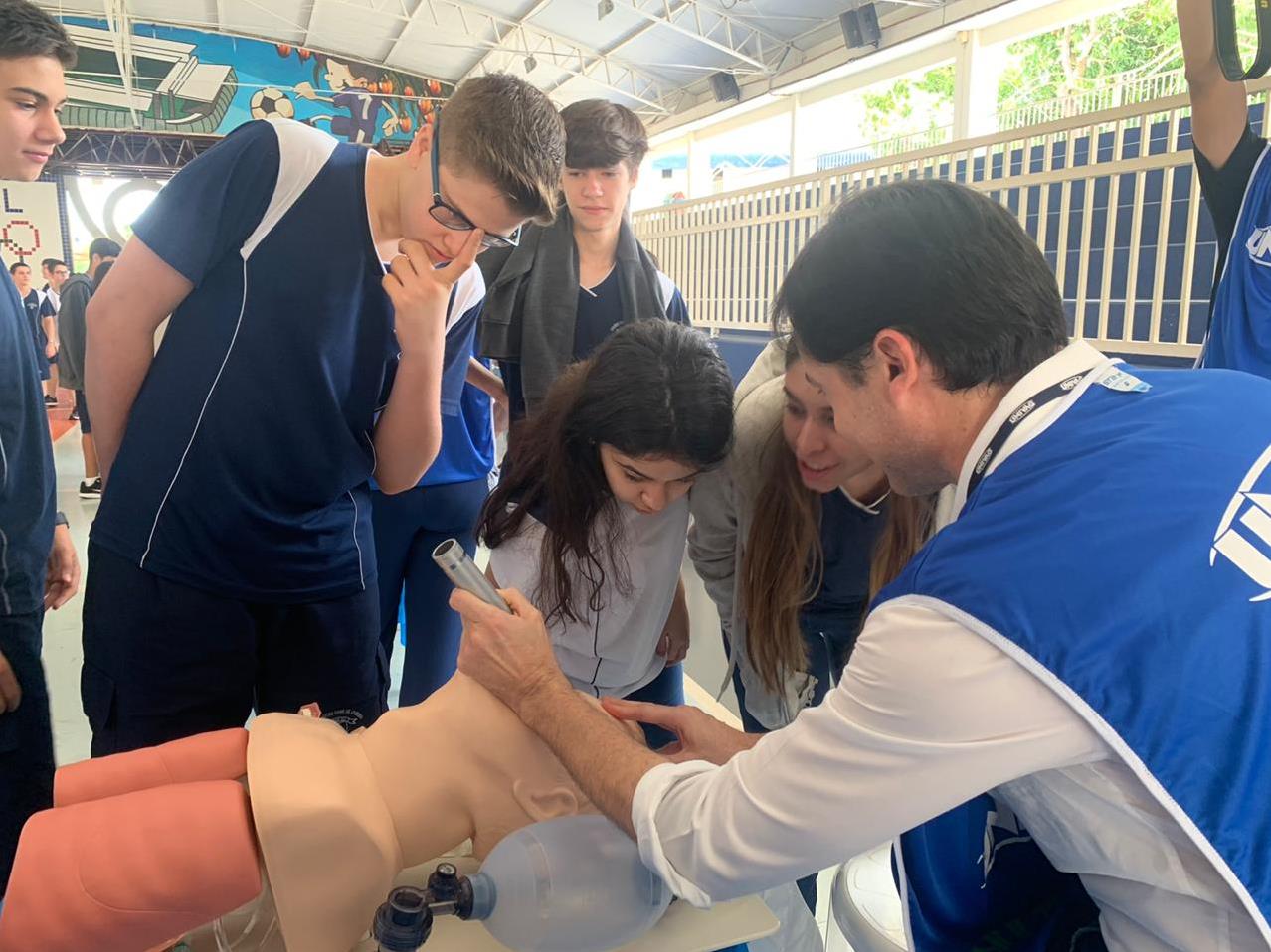 Feira de profissões reuniu estudantes do Colégio Notre Dame de Lourdes