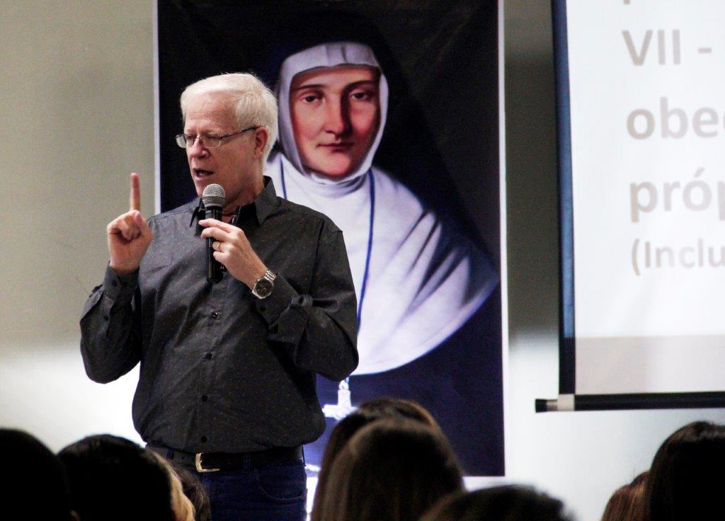 Marcos Meier fala sobre valores que ajudam na educação dos filhos a pais do Notre Dame