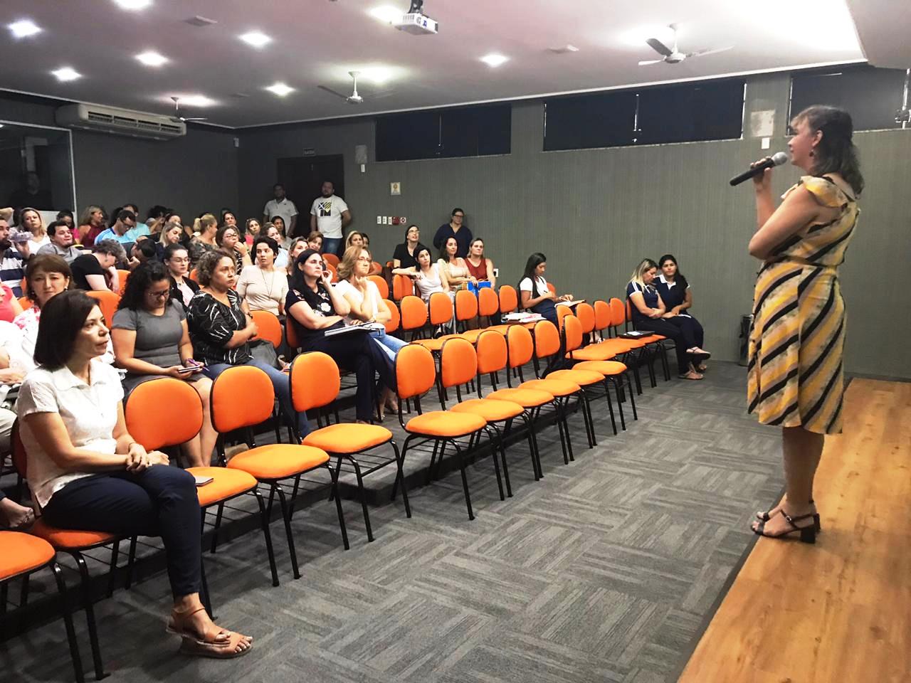 Neuropsicóloga faz palestra sobre bullying durante Formação Continuada