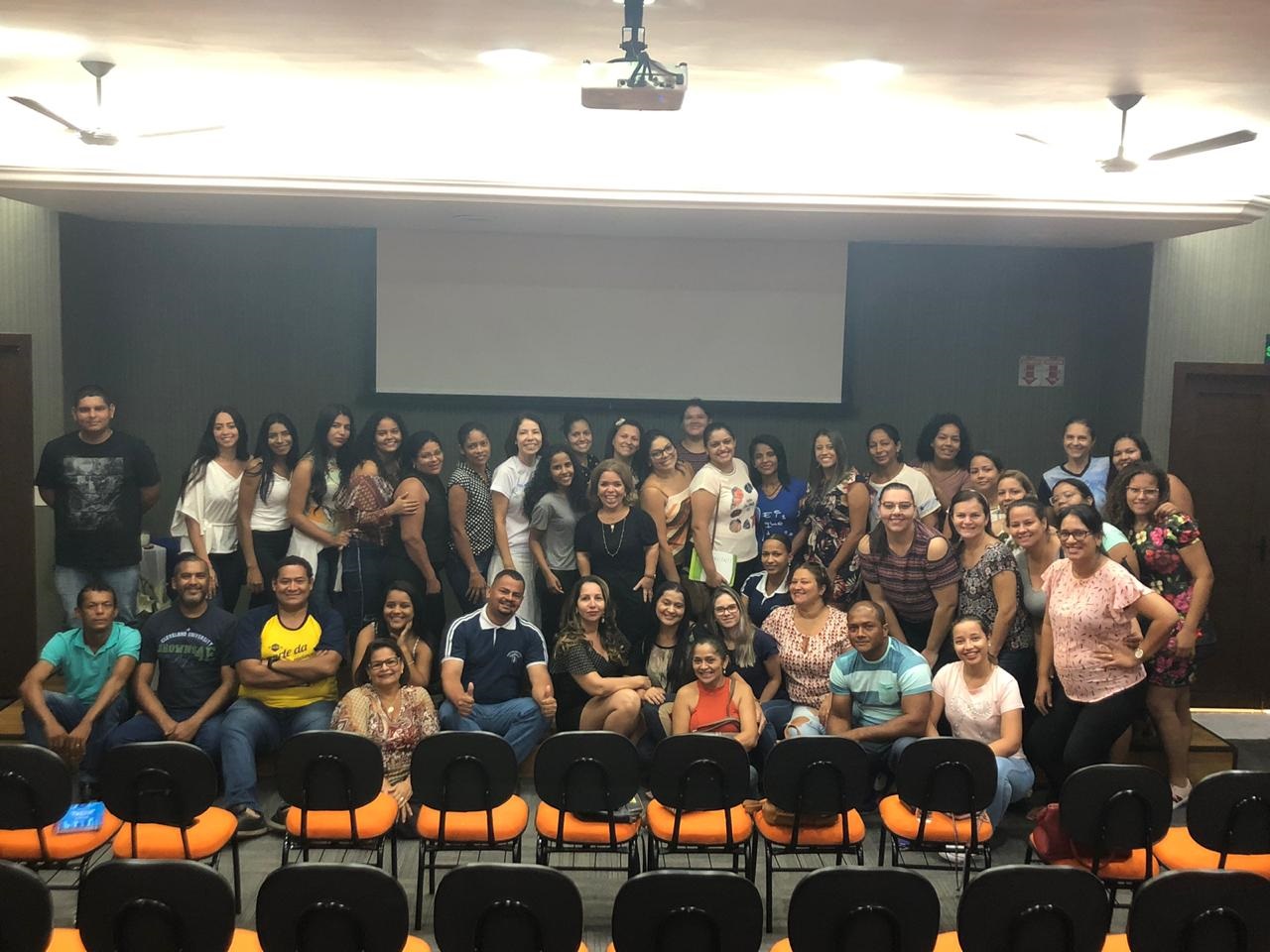 Luciana Falcão faz palestra sobre 'Atendimento' para equipe da escola