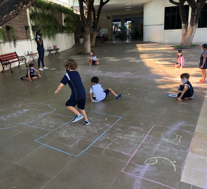 Infantil I - Amarelinha na aula de Educação Física