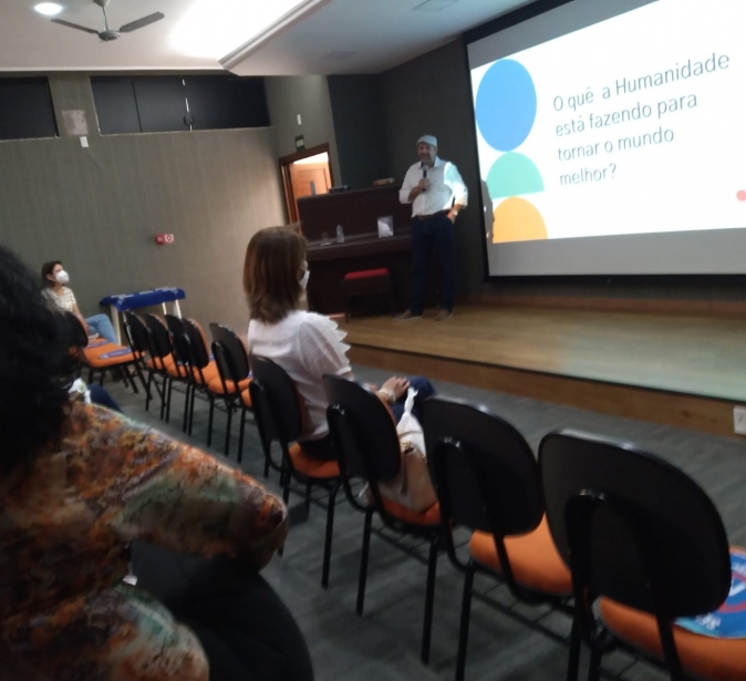 Afro Stefanini faz palestra sobre psicologia positiva para profissionais da educação do Notre Dame