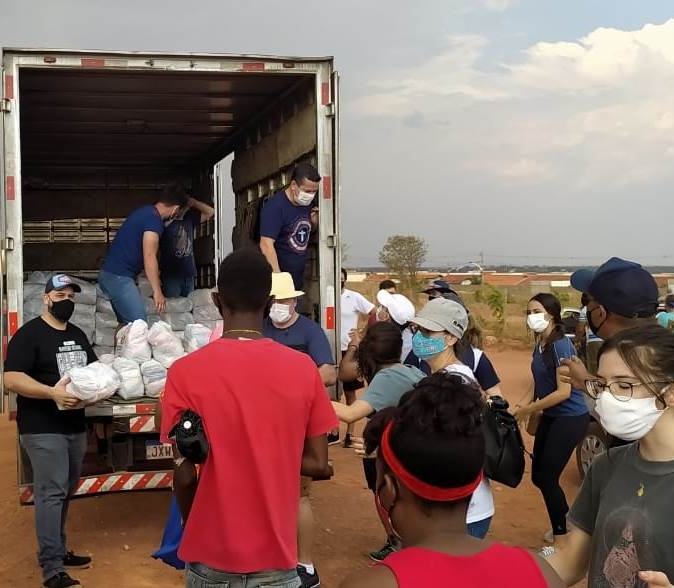 Voluntários do Notre Dame entregam mais 500 cestas básicas a famílias de haitianos