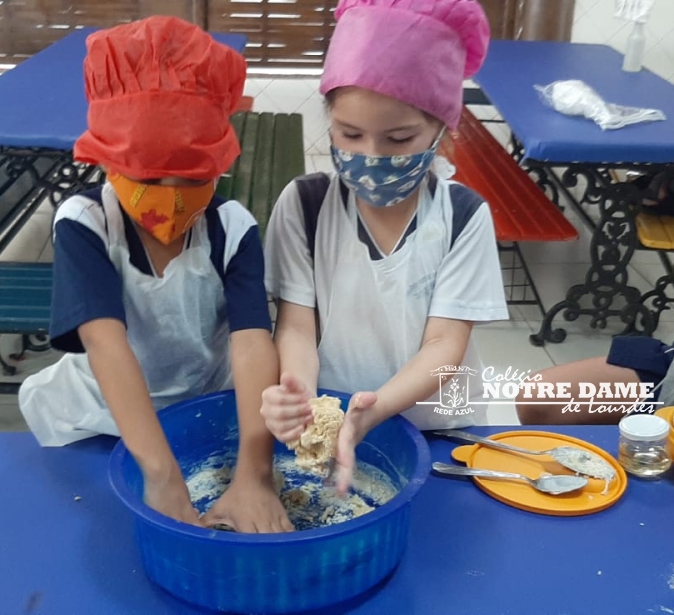 Preparando Bolinho de Chuva - Infantil I