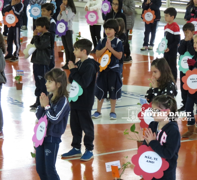 Homenagem do 2º e 3º ano às Mamães pelo seu dia!