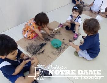 Matéria / Berçário - Pintura com carvão - Colégio Notre Dame de