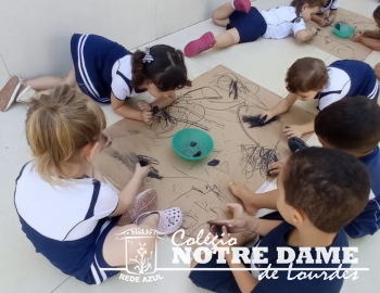 Matéria / Berçário - Pintura com carvão - Colégio Notre Dame de